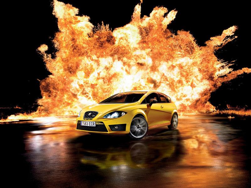 Los coches explotan al chocar