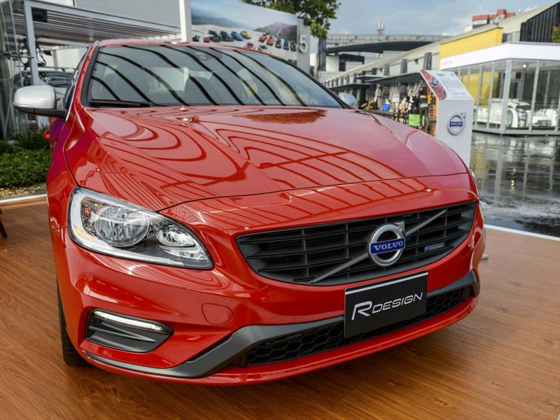 Semn Volvo R Design Volvo develó sus vehículos R-Design