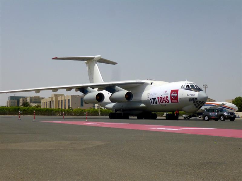 Nissan Patrol arrastrando avión de 170 toneladas