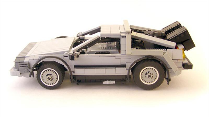 DeLorean de Volver al Futuro hecho en Lego