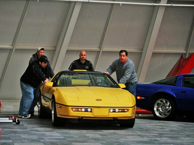 8 Corvettes clásicos son tragados por la tierra