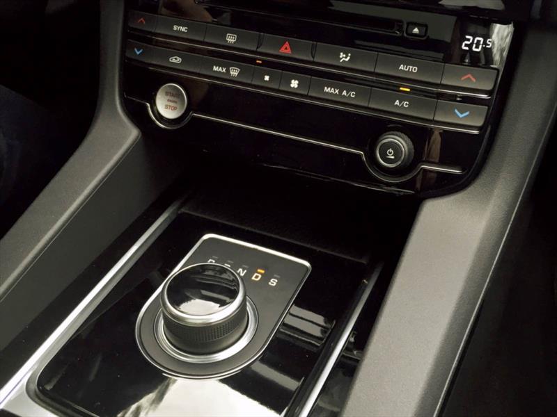 Jaguar F-Pace 2016