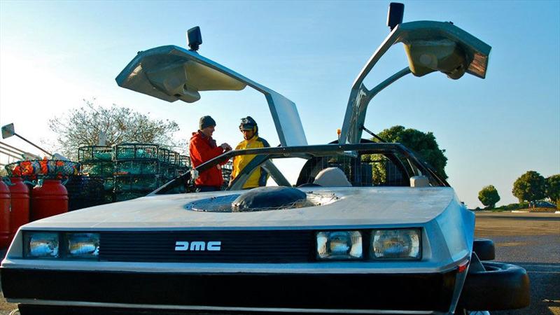 Un DeLorean volador de Volver al Futuro