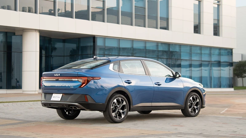 Kia K3 sedán desde todos los ángulos