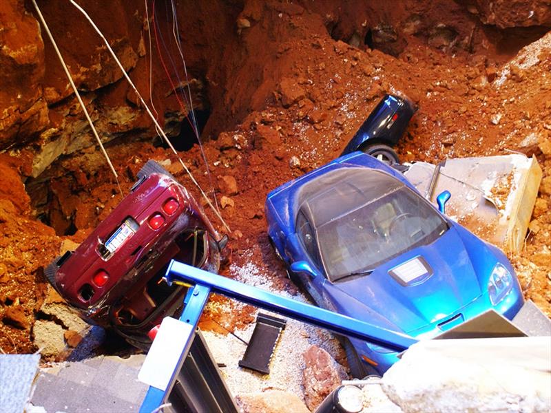 8 Corvettes clásicos son tragados por la tierra