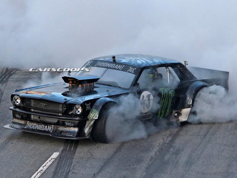 Ken Block haciendo drift con Mustang