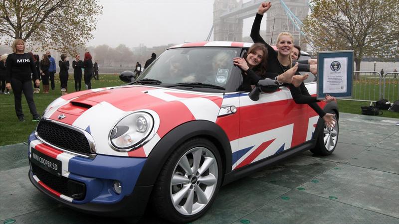 Récord Guinness con personas abordo de un MINI