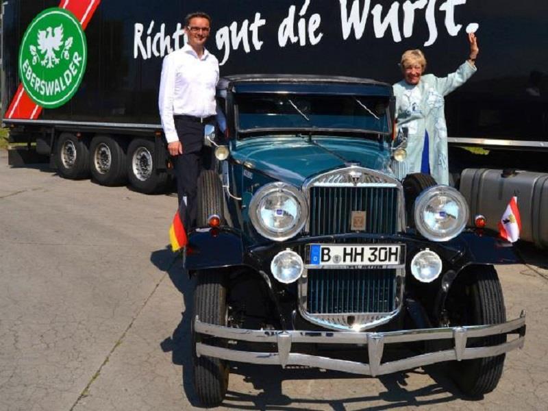 Mujer da la vuelta al mundo en su auto clásico