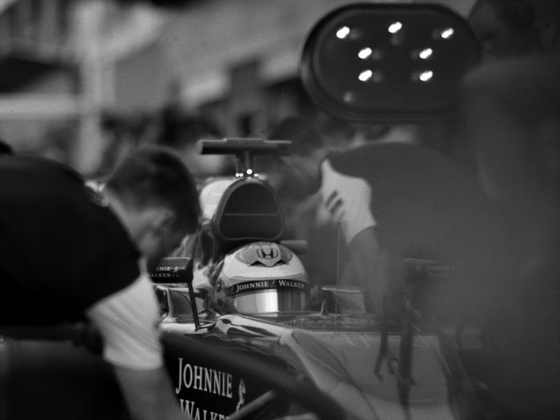 La F1 actual, con una cámara de 104 años