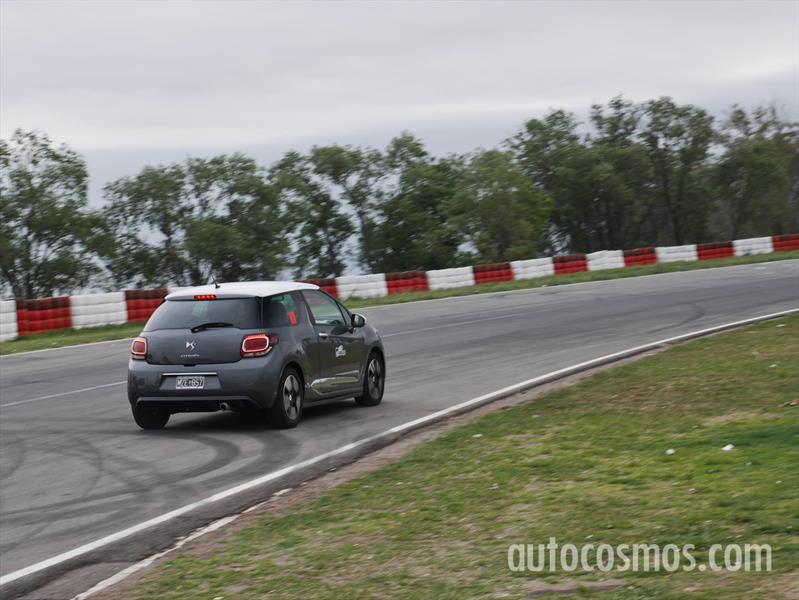 Nuestro DS3 entrando en la primera curva