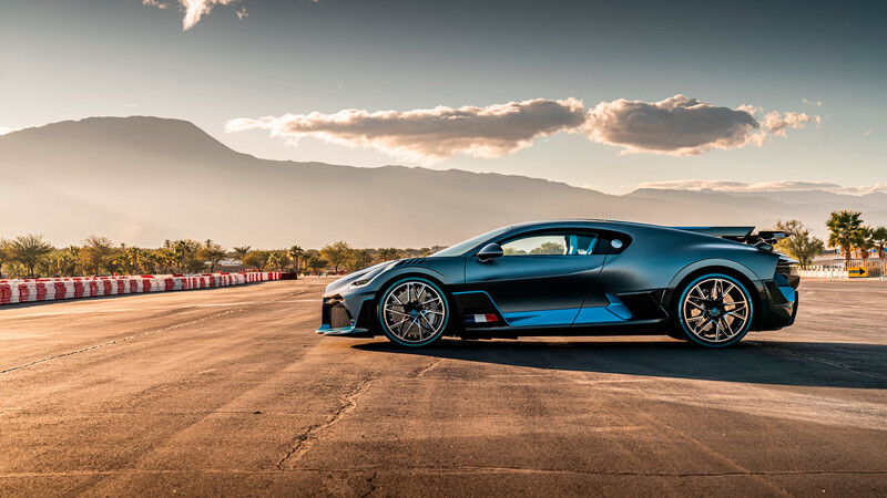 Tres Bugatti Divo juntos en pista
