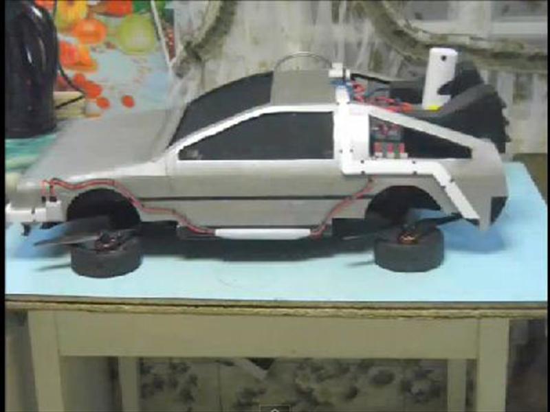 DeLorean de Volver al futuro que vuela