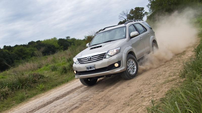 Toyota Hilux SW4 a prueba