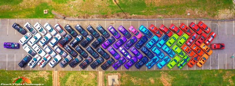 Crean un arcoíris con Dodge Challengers