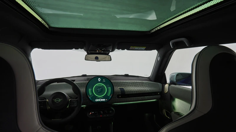 (-) EMBARGO MINI Cooper EV 2024
