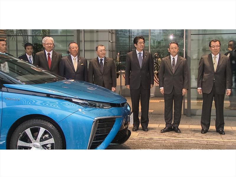 Primer Ministro de Japón y el primer Toyota Mirai