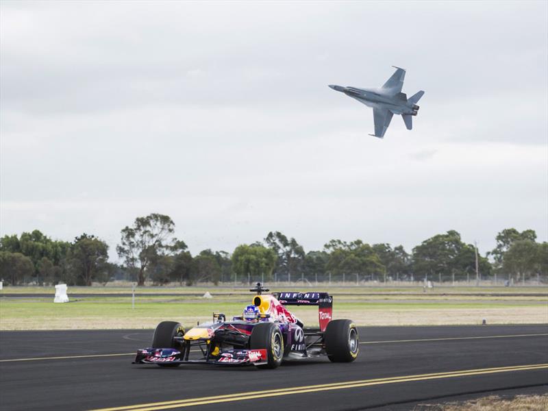 Red Bull RB7 de la F1 vs. F/A-18