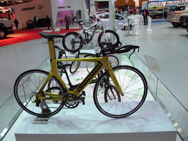Chevrolet Spark EV y bicis en el Salón de BA 2013