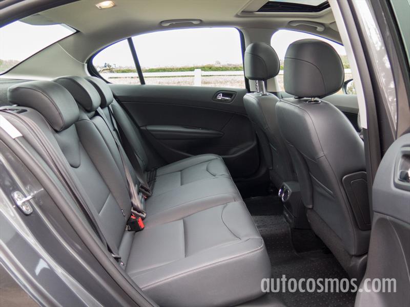 Peugeot 408 THP a prueba