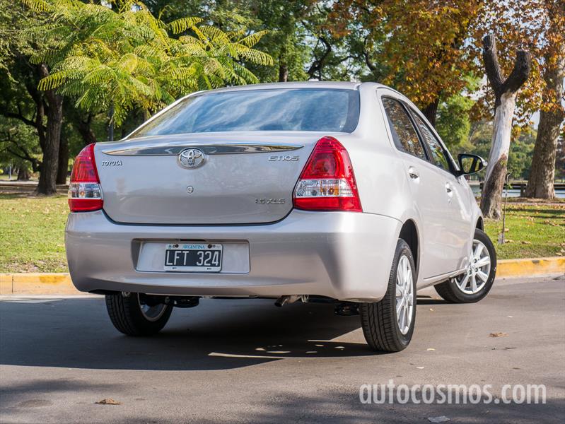 Prueba al renovado Toyota Etios