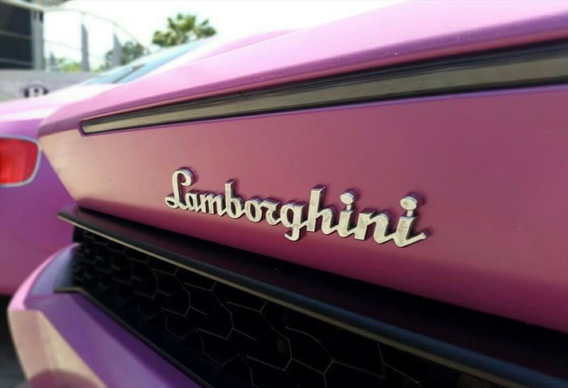 Pintan de rosa un Lamborghini y dos Bentley