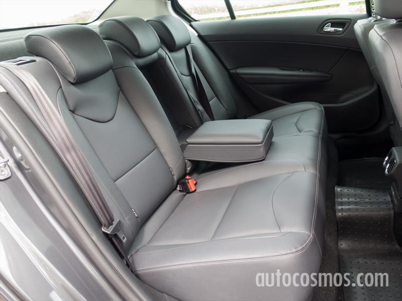 Peugeot 408 THP a prueba