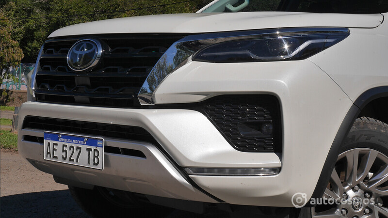 Test Drive Toyota Hilux 2021