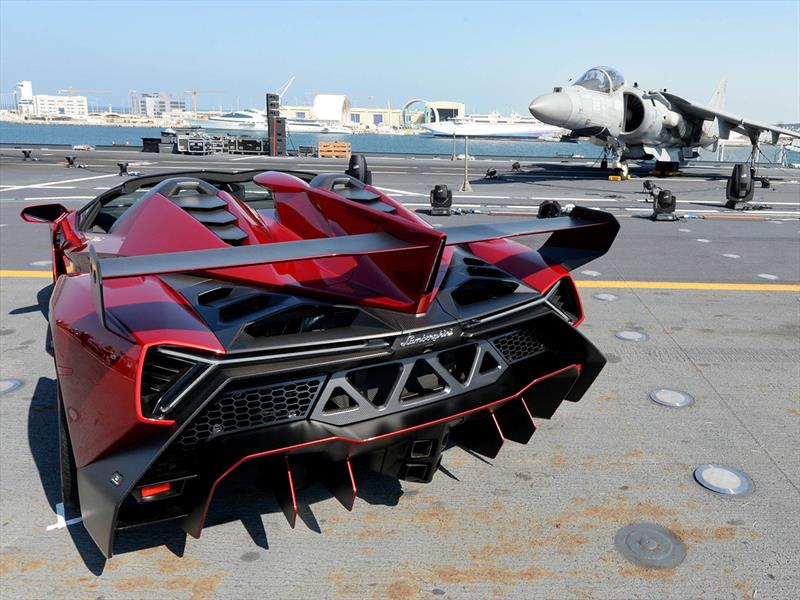 Lamborghini Veneno Roadster en un portaviones