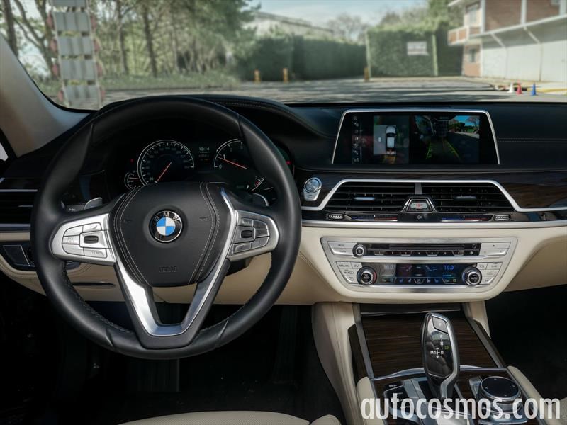 BMW Serie 7 2017 vs KITT