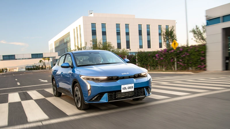 Kia K3 sedán desde todos los ángulos