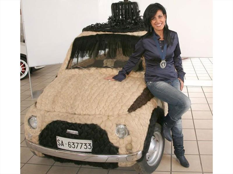 FIAT 500 con cabello natural