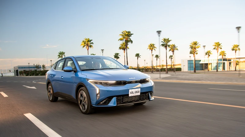 Kia K3 sedán desde todos los ángulos