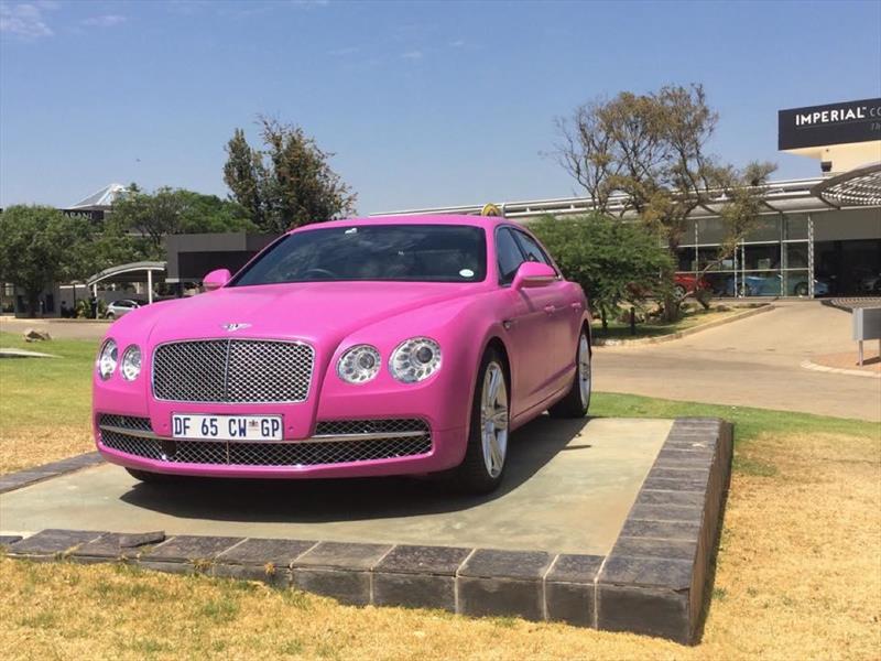Pintan de rosa un Lamborghini y dos Bentley
