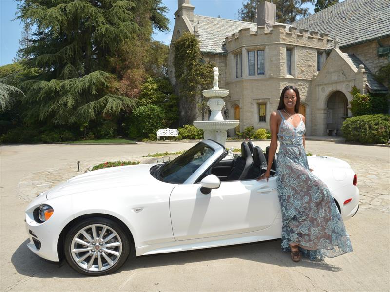 Playmate of the Year recibe un FIAT 124 Spider