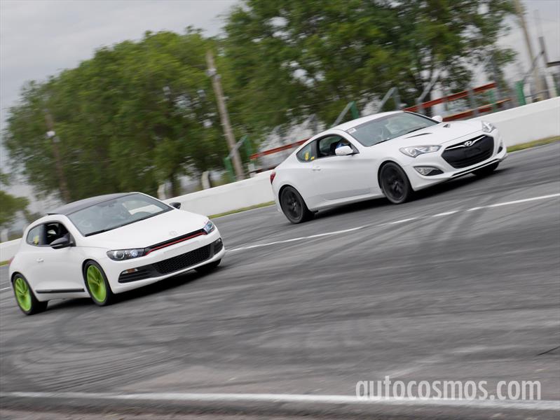 VW Scirocco y Hyundai Génesis entrando en la primera curva