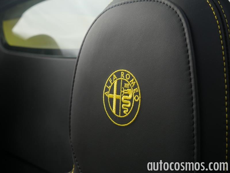Alfa Romeo 4C Spider vs Porsche 718 Boxster