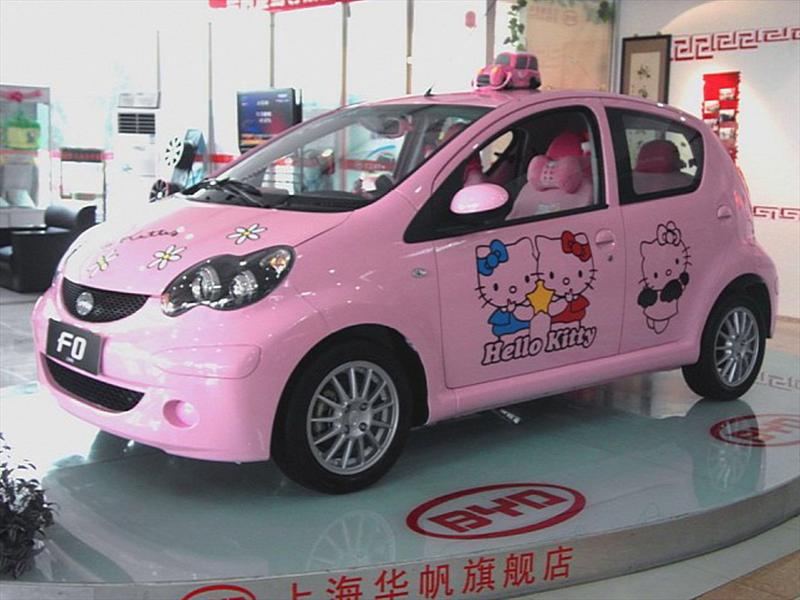 Auto chino dedicado a Hello Kitty  