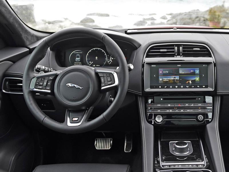 Jaguar F-Pace 2016