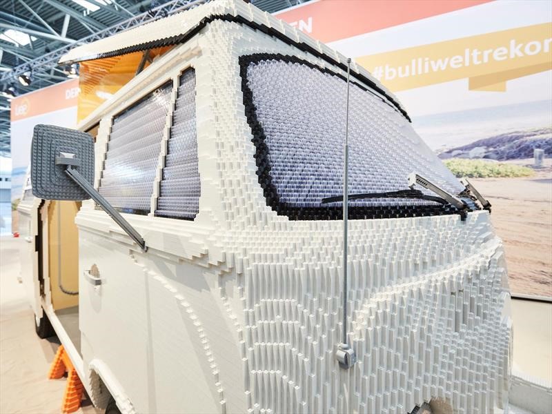 Volkswagen Combi T2 hecha con bloques de Lego