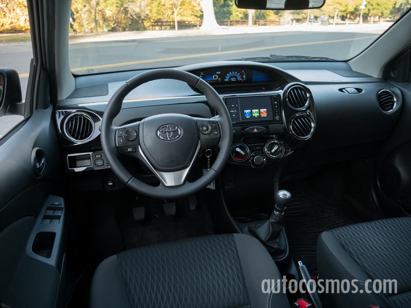 Prueba al renovado Toyota Etios