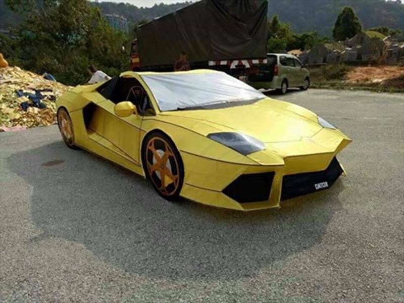Lamborghini Aventador de papel