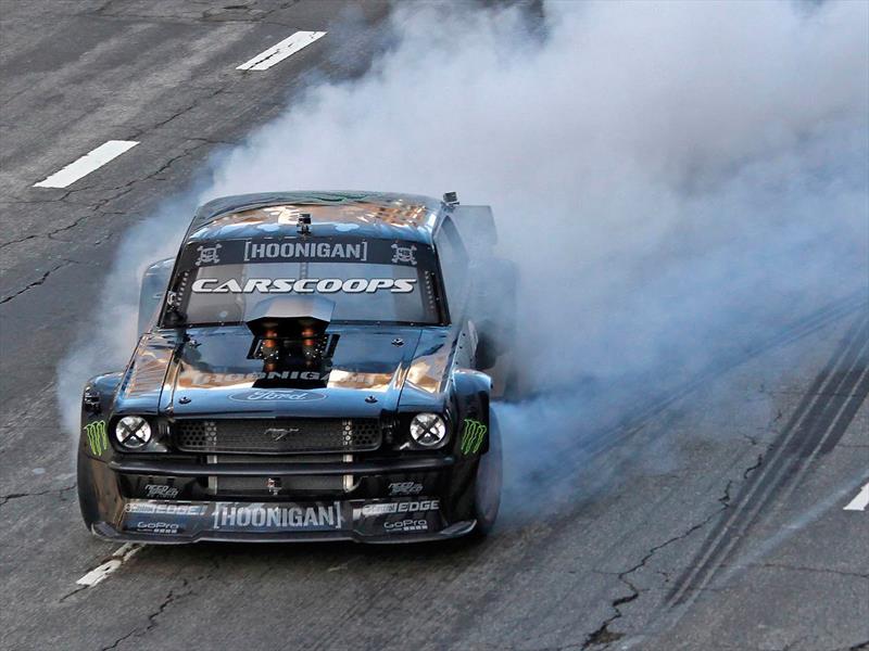Ken Block haciendo drift con Mustang