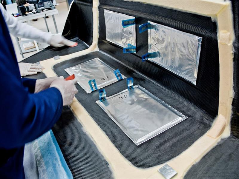 Nanobaterías en la carrocería de un Volvo S80