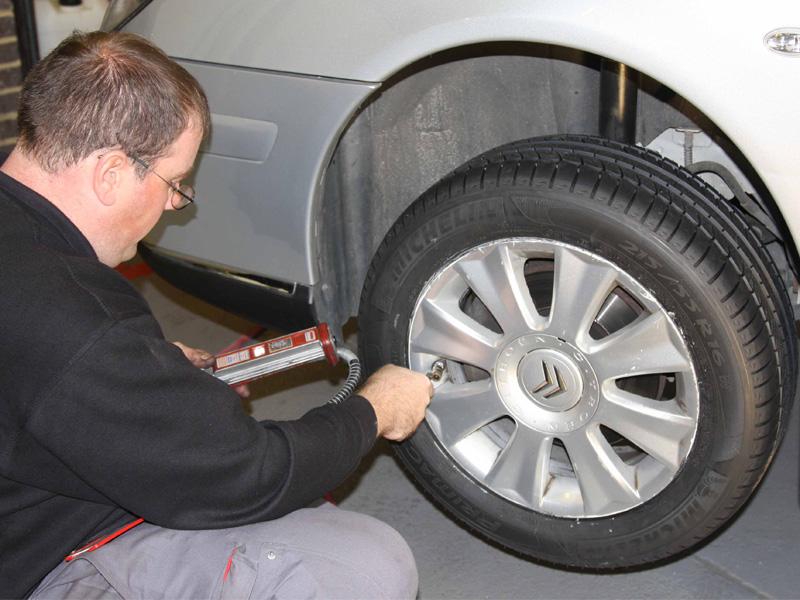 Verificar la presión de las llantas a patadas