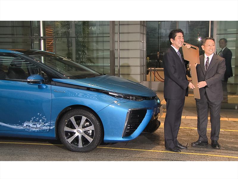 Primer Ministro de Japón y el primer Toyota Mirai