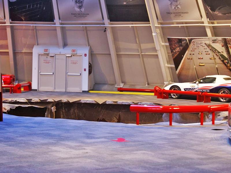 8 Corvettes clásicos son tragados por la tierra