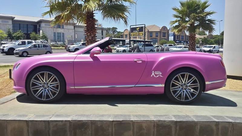 Pintan de rosa un Lamborghini y dos Bentley