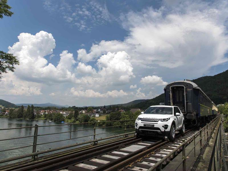 Un Land Rover Discovery Sport remolca un tren