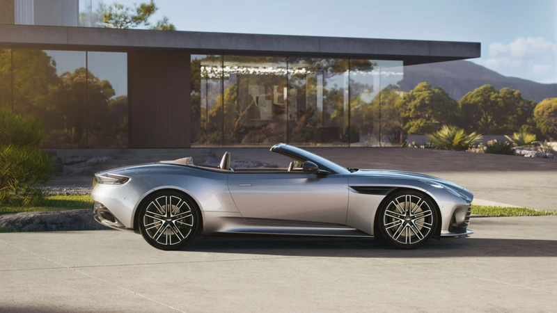 Aston Martin DB12 Volante 2024
