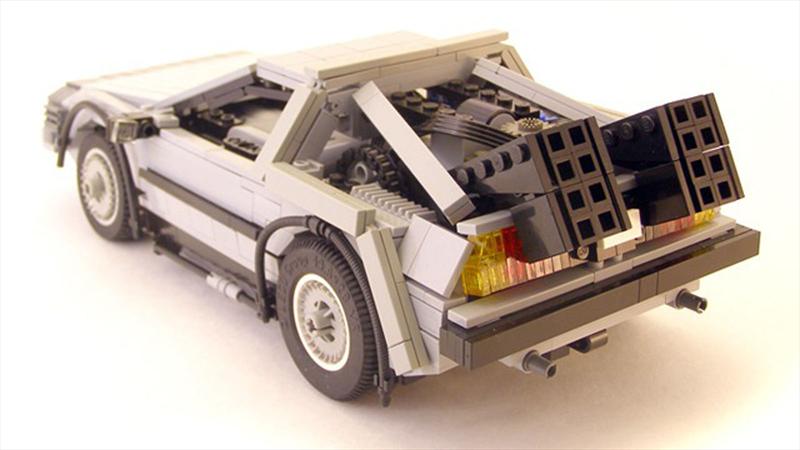 DeLorean de Volver al Futuro hecho en Lego